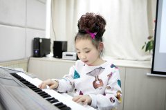 在双排键学习过程中，如何训练手指的支撑能力？