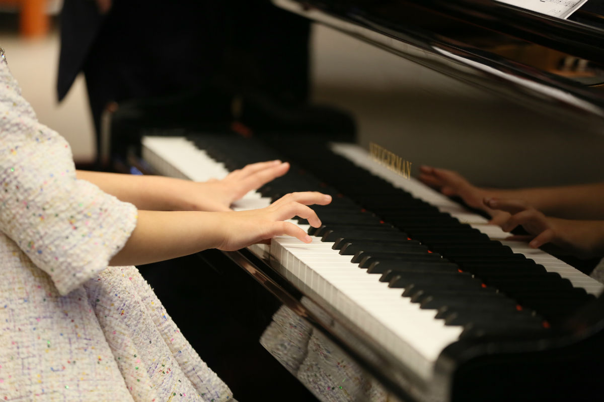 弹奏钢琴时如何才能把握松弛不紧张？