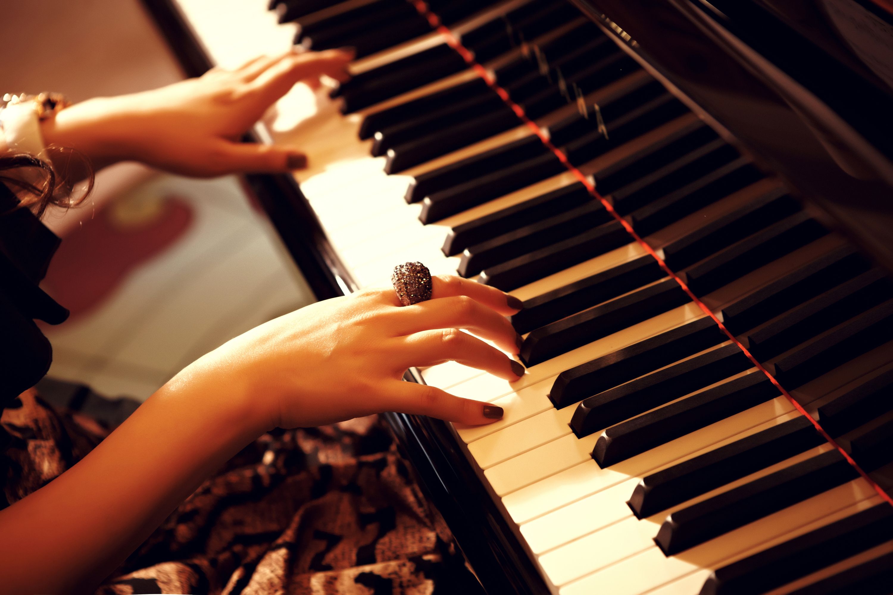 钢琴怎么弹好和弦,钢琴和弦怎么弹,弹和弦需要注意什么 . 钢琴练习中怎么弹好和弦？有什么好的方法？