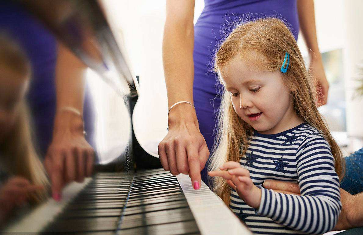 孩子学钢琴,学钢琴手型,怎么纠正学钢琴的手型 . 学钢琴时，如何纠正孩子的手型？
