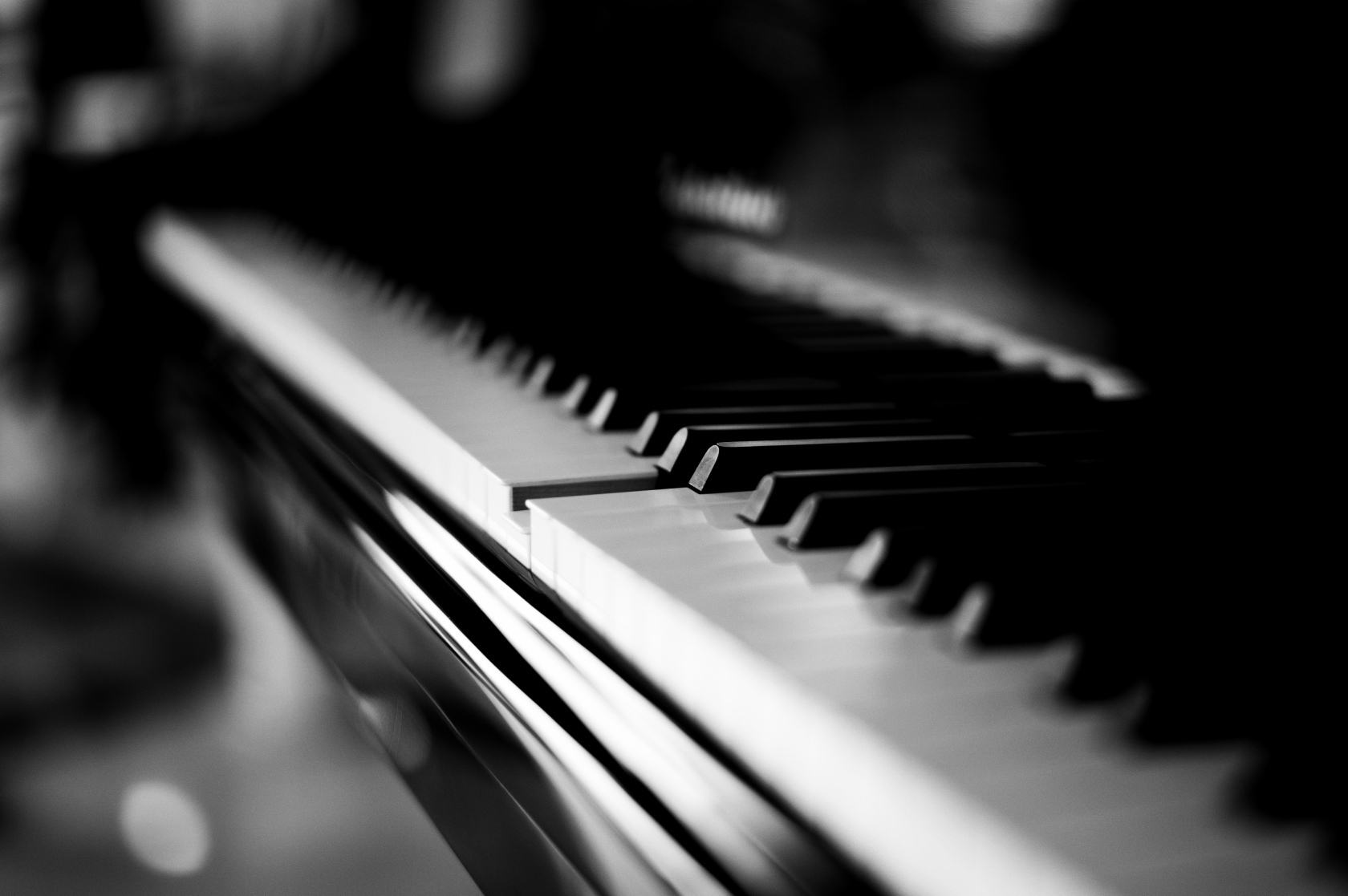 钢琴为什么跑音,钢琴跑音的原因是什么,钢琴跑音 . 钢琴为什么需要经常调音？跑音是什么原因造成的？