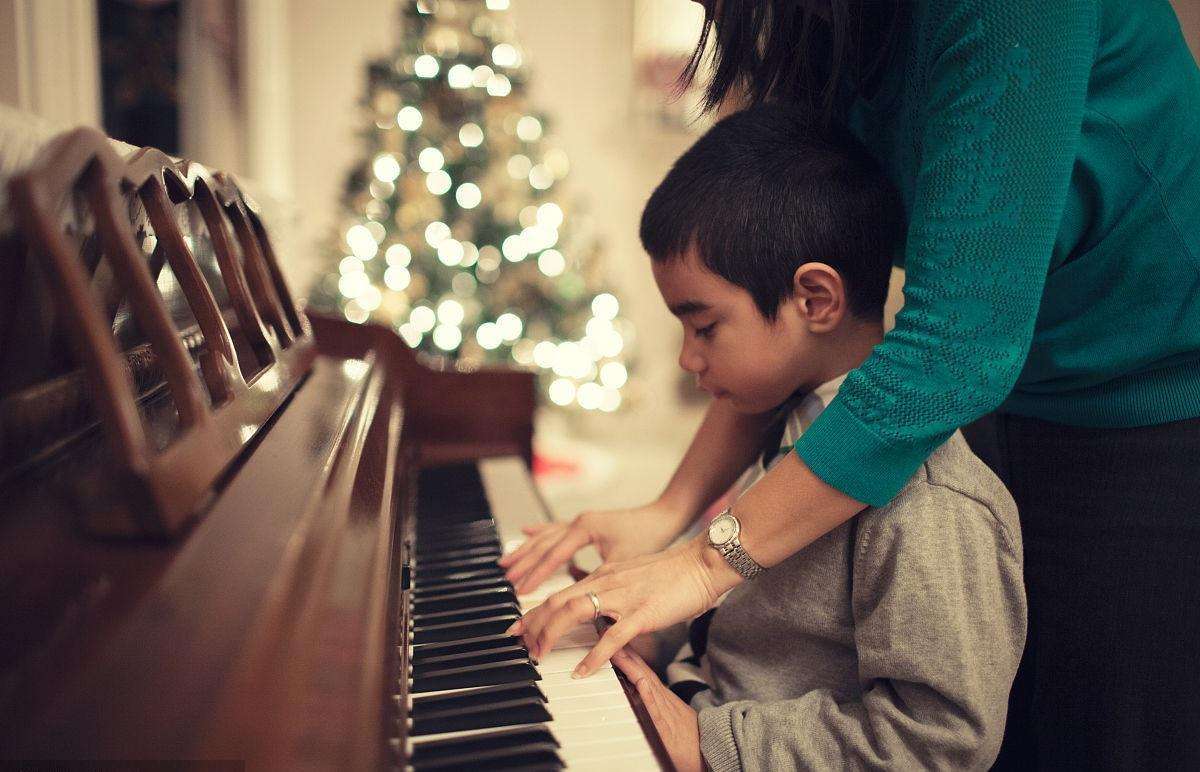 这,才是,孩,子学,钢琴,家长,正确,的,参与,方式,陪,孩 . 这才是孩子学钢琴，家长正确的参与方式