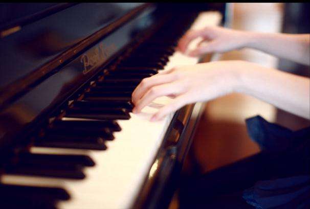 练习,钢琴,时,我,首先,应该,弹些,什么,、,练习,钢琴, . 练习钢琴时，我首先应该弹些什么？
