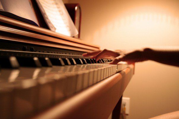 钢琴,练习,要,学会,“,脑前手后,”,钢琴,演奏,需要,长 . 钢琴练习要学会“脑前手后”
