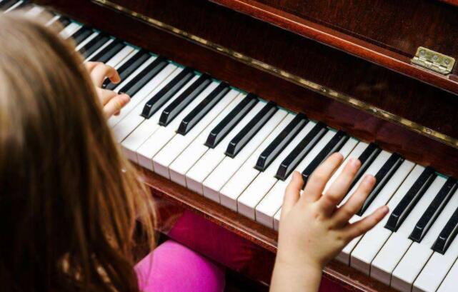 怎么,做,才能,让,孩子,坚持,练琴,音乐,是,无价,的,很 . 怎么做才能让孩子坚持练琴？