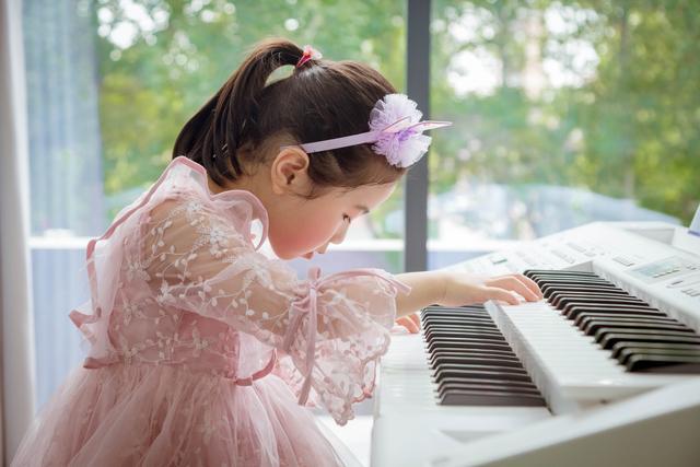 孩子,进行,音乐,启蒙,学习,选,双排,键好,还是,钢琴,好 . 孩子进行音乐启蒙学习，选双排键好还是钢琴好？