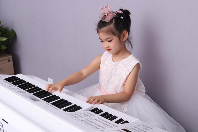 练琴时看琴还是乐谱,弹琴时候看键盘还是乐谱,弹琴时眼睛看哪 . 练琴的时候应该看乐谱还是琴