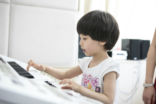 如何辅导孩子学琴,如何陪伴孩子练琴,弹琴陪练要监督孩子什么 . 家长应该如何有效地辅导孩子学琴？